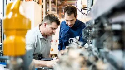 Tobias Richter is talking to a maintenance technician.