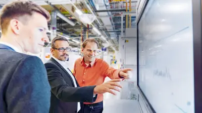 Bosch employees at screen