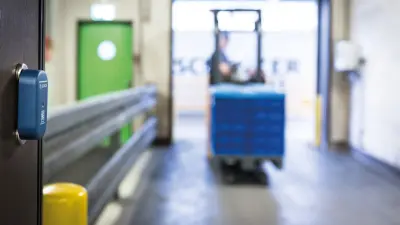 Sensoren senden beim Material Tracking Infos über das Transportgut an die Gateways.