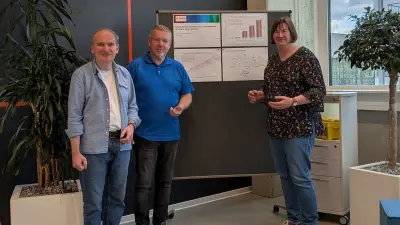 Bernd Scheufele, Dieter Elbe, and Heidrun Heidebreck discuss the current experimental results.