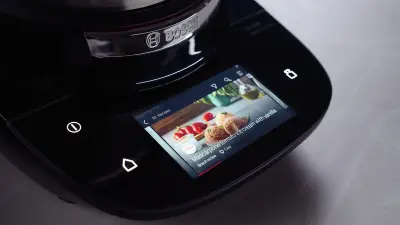 Nahaufnahme des Bosch Cookit. Auf dem digitalen Display ist das Rezept zu sehen.