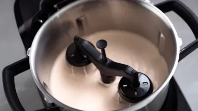 Zutaten für Eis in einer Küchenmaschine