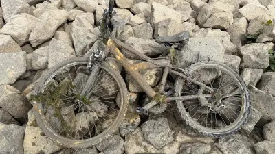 Schlammiges Fahrrad auf großen Steinen.