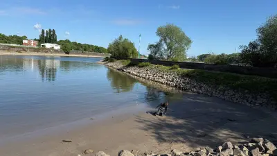 Angler sucht am Ufer nach Angelplatz.