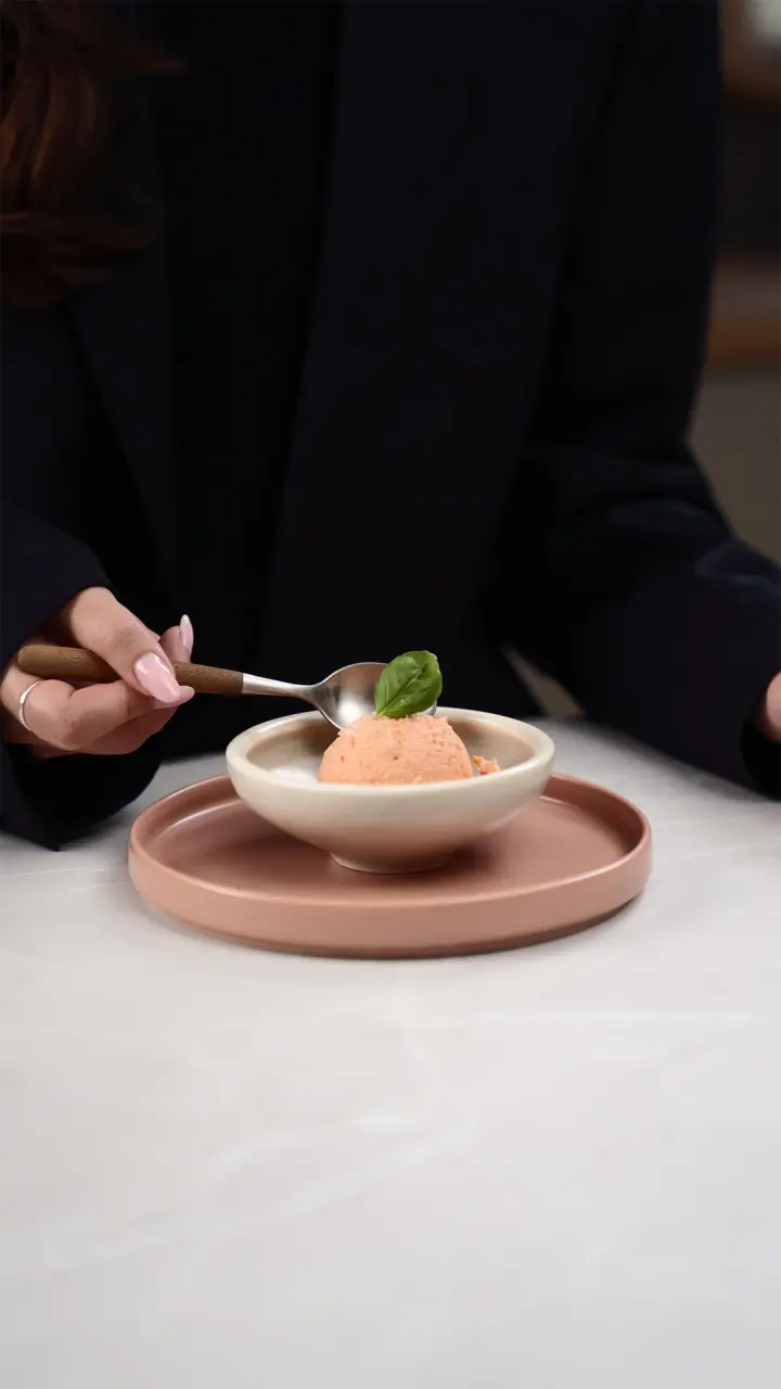 Orangensorbet mit Basilikumblatt – sommerliches Dessert in stilvoller Präsentation