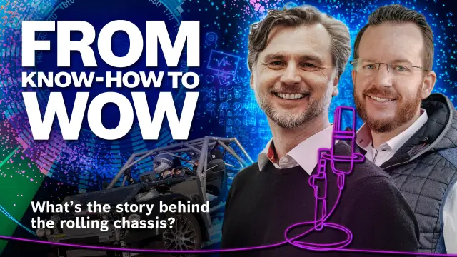 Die Bosch-Systemingenieure Erik Goerres und Dieter Schwarzmann vor ihrem Prototypen, dem so genannten „rollenden Fahrgestell“.