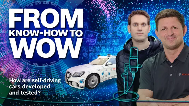 Die Bosch Mitarbeiter Kay Stepper und Ben Peters stehen nebeneinander. Hinter ihnen ist ein selbst-fahrendes Auto zu sehen.