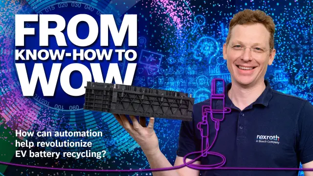 Der Bosch Rexroth-Experte Sebastian Krieger präsentiert eine Elektroauto-Batterie. Neben ihm ist das Logo des From KNOW-HOW to WOW-Podcasts zu sehen.