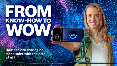 Die Bosch-Ingenieurin Sarah Uttendorf hält den RideCare Companion von Bosch in die Kamera. Neben ihr ist das Logo des Bosch-Podcasts „From KNOW-HOW to WOW” zu sehen.