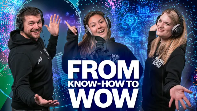 Die Hosts Melena, Shuko und Geoff sind – mit Kopfhörern auf den Ohren – neben dem Logo der Podcast-Show „From KNOW-HOW to WOW“ zu sehen.