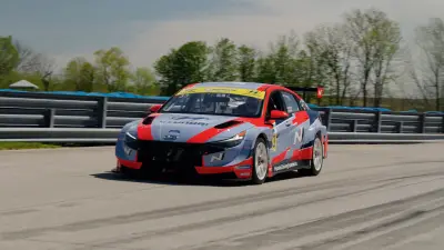 Robert Wickens erster handgesteuerter Rennwagen, der Hyundai Elantra N TCR, in voller Fahrt