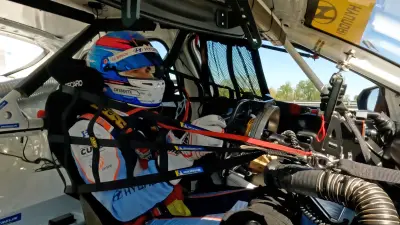 Blick ins Cockpit mit dem speziell angefertigten hangesteuerten Fahrsystem.