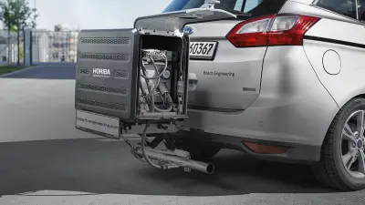 Heck eines silberfarbenen Autos; RDE Messgerät