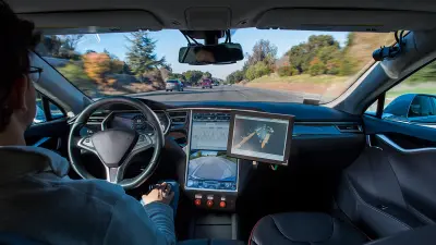 Das Cockpit eines selbstfahrenden Autos mit ein paar eingebauten Monitoren.