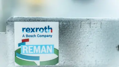 Nahansicht eines Bosch Rexroth REMAN-Aufklebers auf einem Metallteil.