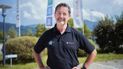 Reiner steht mit den Händen in den Hüften draußen im Bosch-Werk Blaichach.