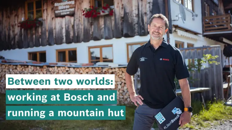 Reiner steht vor einer Berghütte