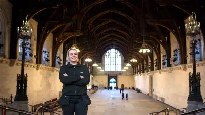 Blonde Frau steht auf den Treppenstufen in der Westminster Hall.
