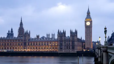 Blick auf den Westminster-Palast in der Abenddämmerung von der Westminster Bridge.