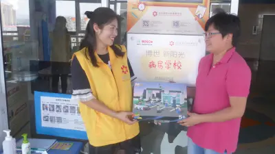 Zwei chinesische Frauen, die zusammen ein Kinderspiel halten
