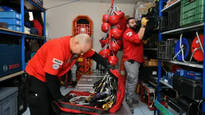 Önder Pelvan prüft mit einem Kollegen das Equipment im Lagerraum.