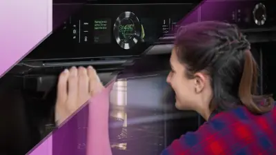 Die Food-YouTuberin Sally Özcan schaut durch die Scheibe der Ofentür ihres Sensor-Backofens der Serie 8 accent line von Bosch.
