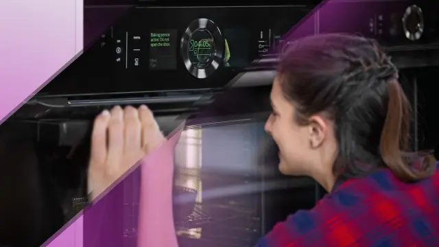 Die Food-YouTuberin Sally Özcan schaut durch die Scheibe der Ofentür ihres Sensor-Backofens der Serie 8 accent line von Bosch.