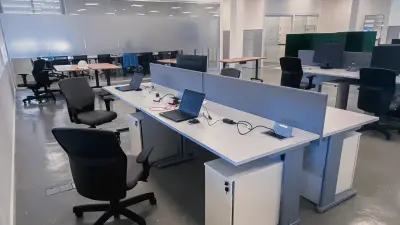 Auf einem Slider wird eine Vorher-Nachher-Ansicht einer Büroumgebung namens Arena Area erzeugt. Auf dem Vorher-Bild ist alles in kalten Farbtönen gehalten, es gibt große weiße Schreibtische mit Trennwänden und schwarze Bürostühle. Dekoration ist keine zu sehen. Auf dem Nachher-Bild ist derselbe Raum in warmen Tönen wie lila und dunkelgrau gestaltet. Es sind verschiedene Sitzmöglichkeiten wie Bänke und hohe Stühle zu erkennen. Viele grüne Pflanzen sind zu sehen.