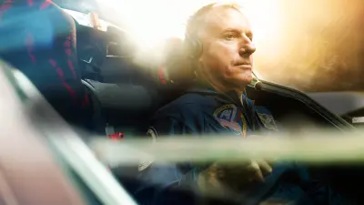 Der frühere Astronaut und ISS-Kommandant Michael Foale sitzt im Cockpit eines Leichtflugzeugs.