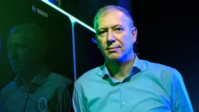Bernd Schulte-Sprenger, Vorsitzender der Geschäftsführung der PASM, steht vor zwei SOFC-Anlagen und schaut in die Kamera.