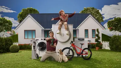 Shawn en Shawna poseren in de voortuin van het huis, omringd door duurzame producten van Bosch.
