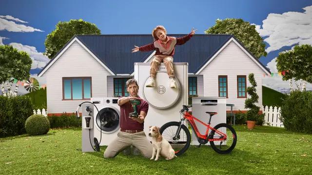 Mann und Kind vor einem Haus und Bosch-Produkten