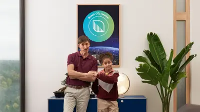 Shawn en Shawna geven elkaar een vuistje in Denner's kantoor voor het CO₂ logo.
