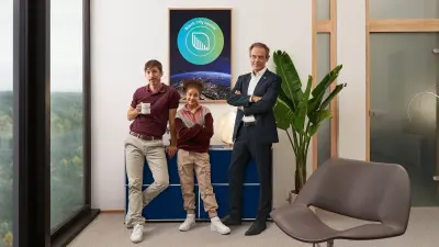 Shawn, Shawna en Mr. Denner poseren in Denner's kantoor voor het CO₂ logo.
