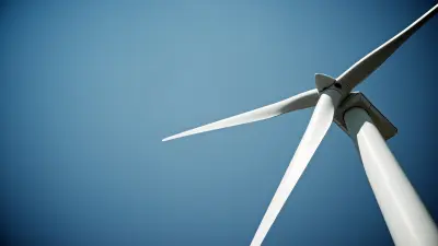 The rotors of a wind power plant can be seen.