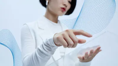 Eine Frau nährt sich mit ihrer Hand einer andere Hand, die sich ihr von unten entgegenstreckt.