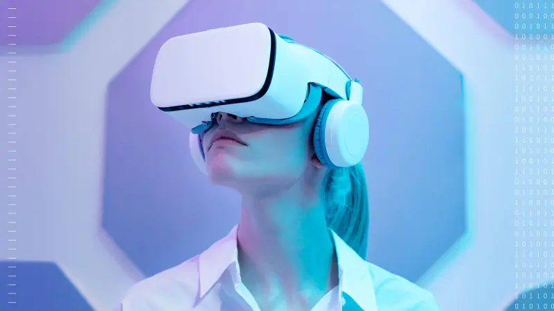 Une femme portant un casque de réalité virtuelle dans un décor futuriste.