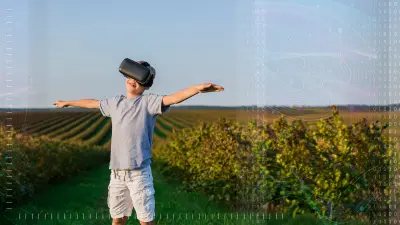 Ein Kind steht mit ausgestreckten Armen inmitten eines Feldes und trägt eine Virtual-Reality-Brille.