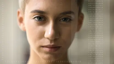 Nahaufnahme eines Gesichts einer jungen Frau mit direktem Blick in die Kamera.