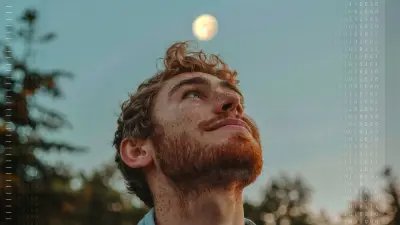 Ein Mann schaut nach oben in den Nachthimmel, im Hintergrund ist der Mond zu sehen.