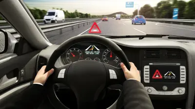 Die von Bosch entwickelte Falschfahrerwarnung vergleicht tatsächliche Fahrzeugbewegungen mit erlaubten Fahrtrichtungen.