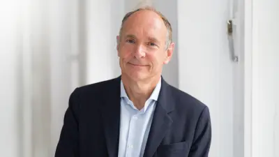 Portraitfoto von Tim Berners-Lee, dem „Vater des Internets“.