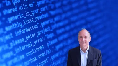 Der Erfinder des Internets, Tim Berners-Lee, vor einem blauen Bildschirm mit Codezeilen.