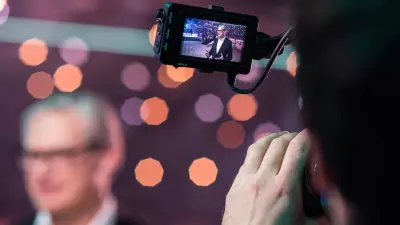 Alexander Otto wird während des Interviews zum Thema Digital Mall gefilmt.