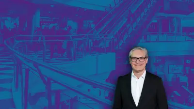 Alexander Otto, Chief Executive Officer der ECE, vor einem blauen Hintergrund.