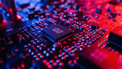 Eine Leiterplatte mit einem Mikrochip.