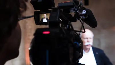 Dieter Zetsche vor einer Fernsehkamera.