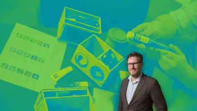 Datenjournalist Marco Maas vor einem grünen Hintergrundmotiv.