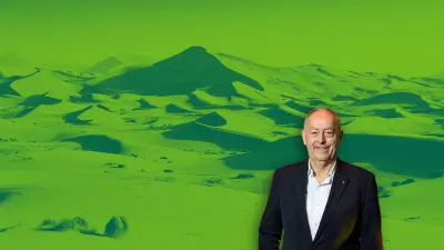 Franz Josef Radermacher, Leiter des Forschungsinstituts für anwendungsorientierte Wissensverarbeitung in Ulm vor einem grünen Hintergrund.
