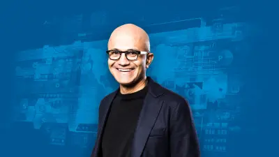 Satya Nadella, CEO von Microsoft, vor einem blauen Hintergrund.